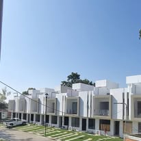 Interior con gran ventanal